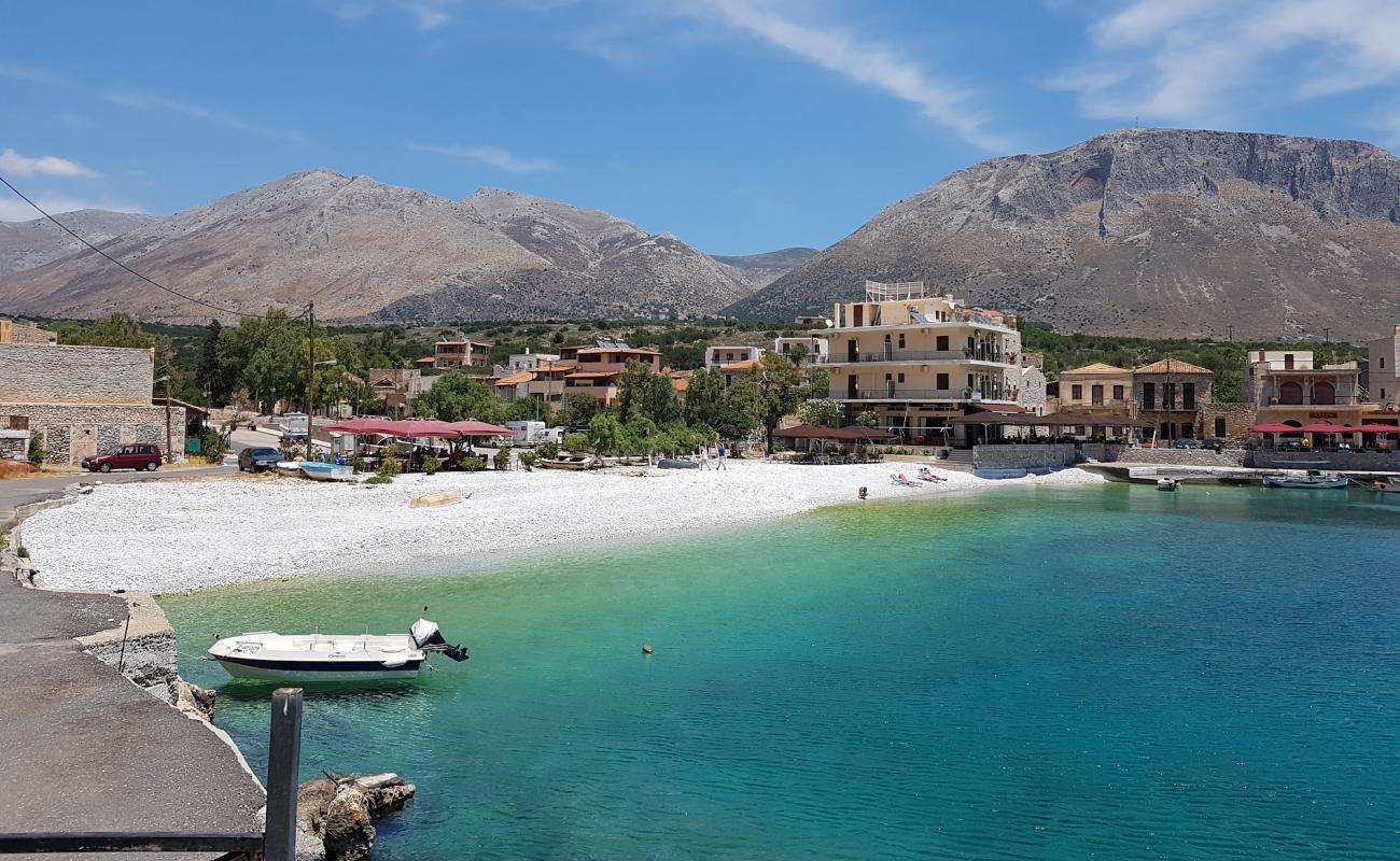 Photo de Gerolimenas beach avec galets blancs de surface
