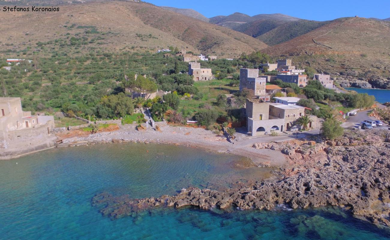 Photo de Kyparissos beach avec caillou gris de surface