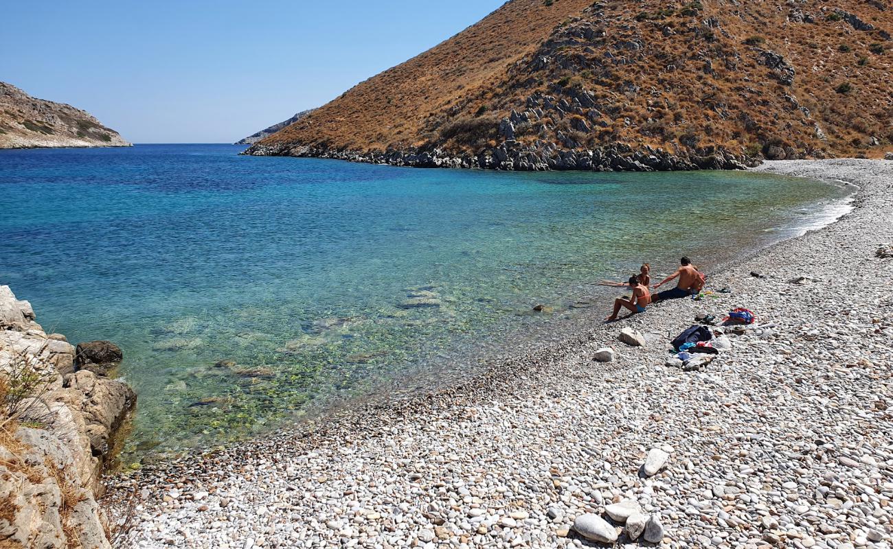Photo de Vathi beach avec galets beige de surface