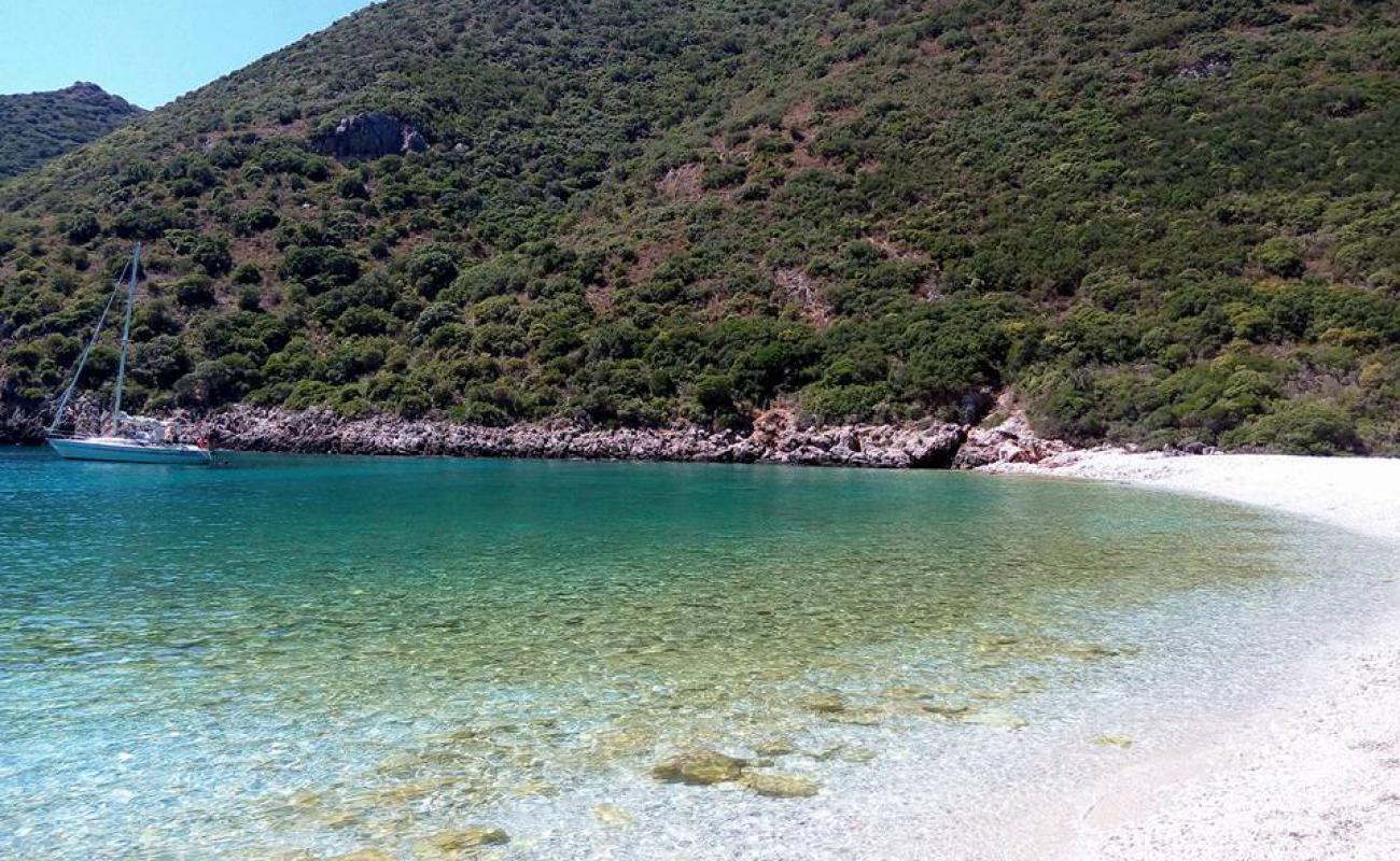 Photo de Antrogialos beach avec caillou blanc de surface