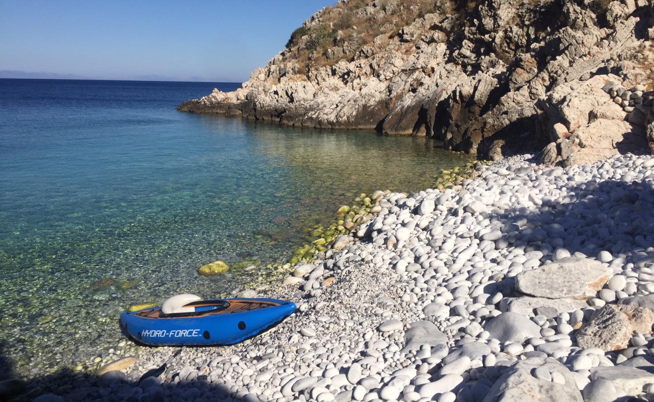 Photo de Friatsi beach avec galets blancs de surface