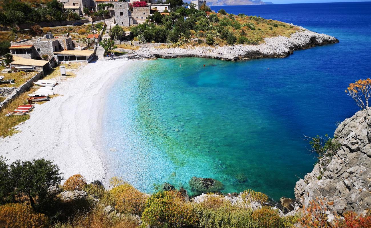 Photo de Kokkala beach avec caillou blanc de surface