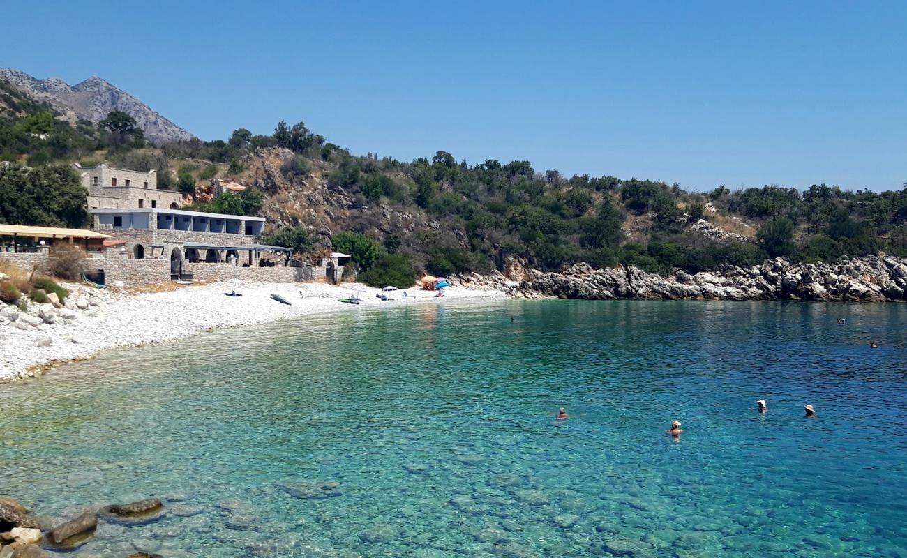 Photo de Laloudes beach avec caillou blanc de surface