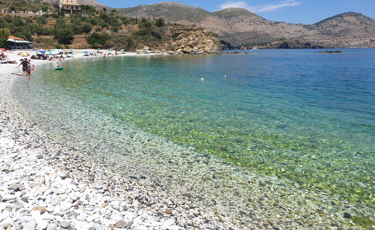 Photo de Vata beach avec caillou fin clair de surface