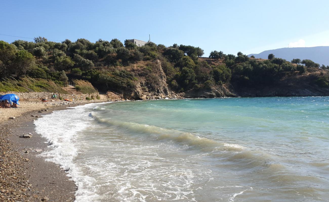 Photo de Githio beach III avec sable gris avec caillou de surface