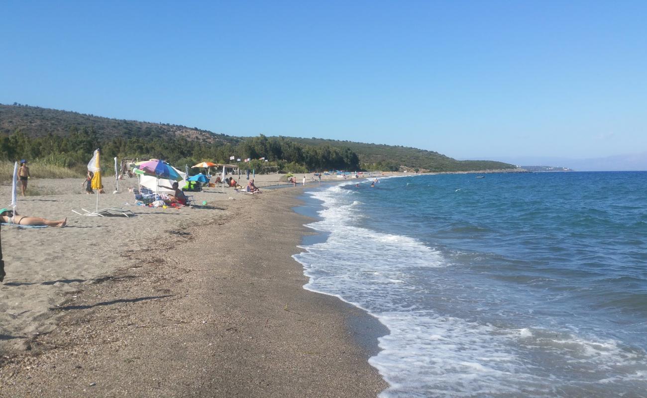 Photo de Vathi beach II avec petits galets gris de surface