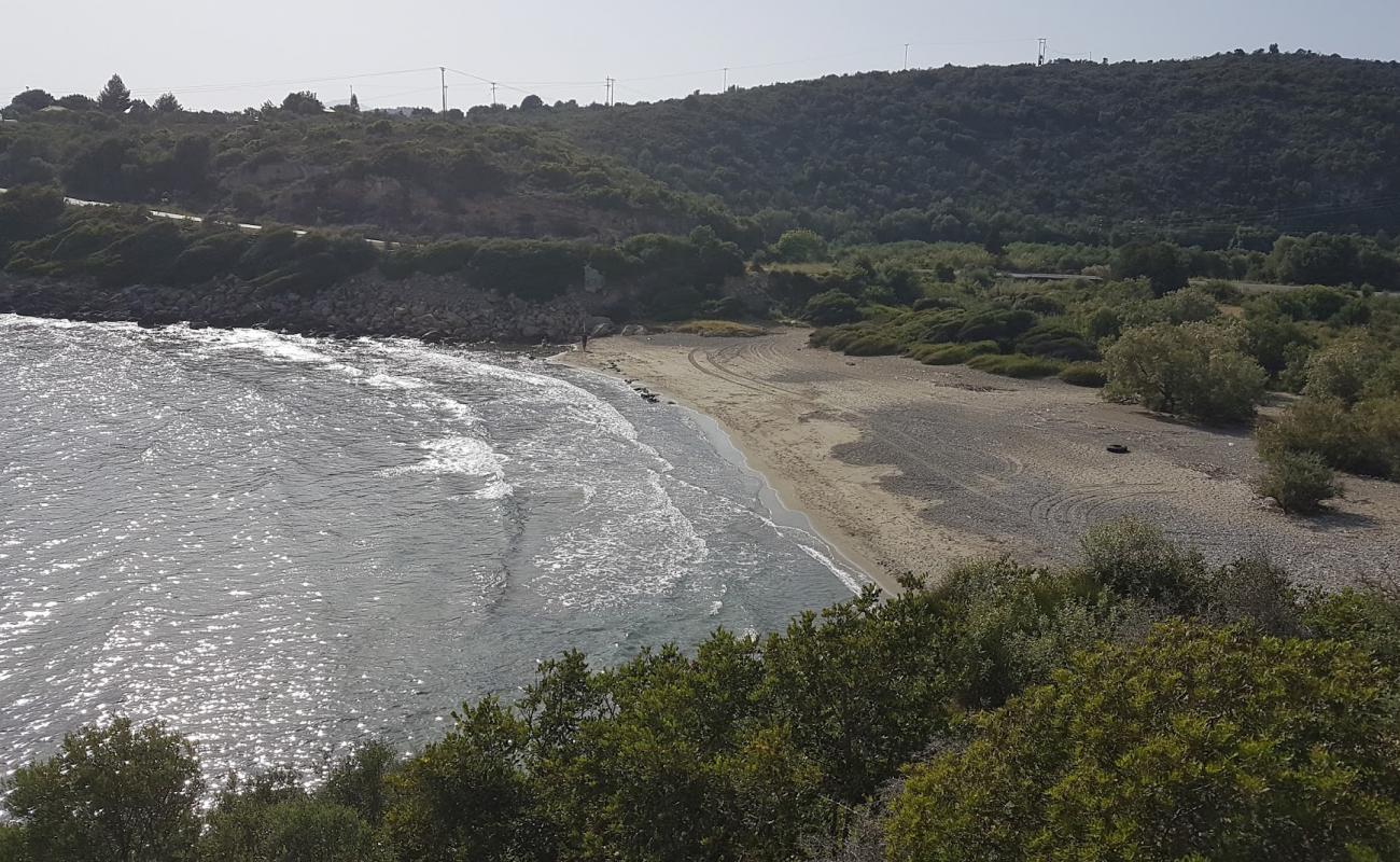 Photo de Glossa beach II avec sable noir & galets de surface