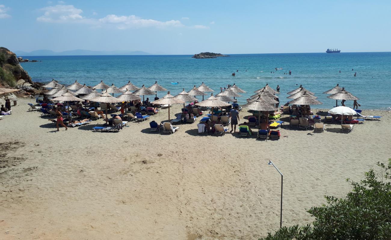 Photo de Trinisa beach avec sable beige fin de surface