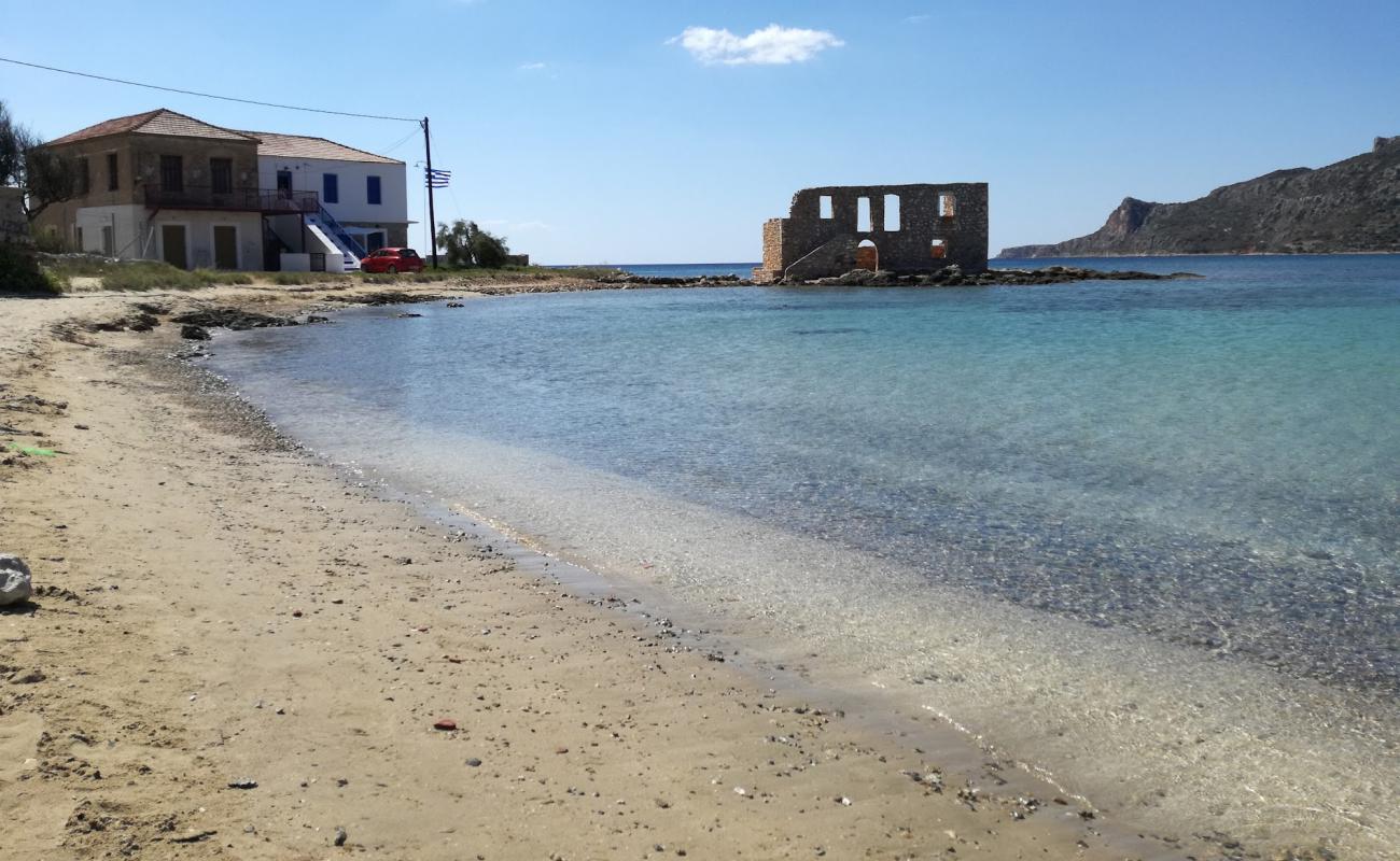 Photo de Plytra beach avec sable brun de surface