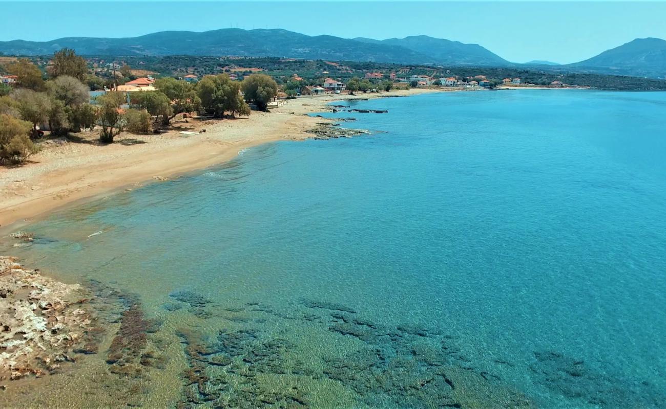 Photo de Marathias beach avec sable noir avec caillou de surface