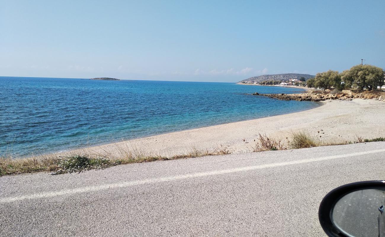 Photo de Marathias beach II avec sable brun de surface