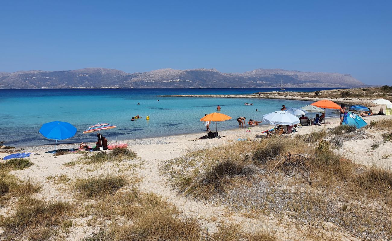 Photo de Lefki beach avec sable fin et lumineux de surface