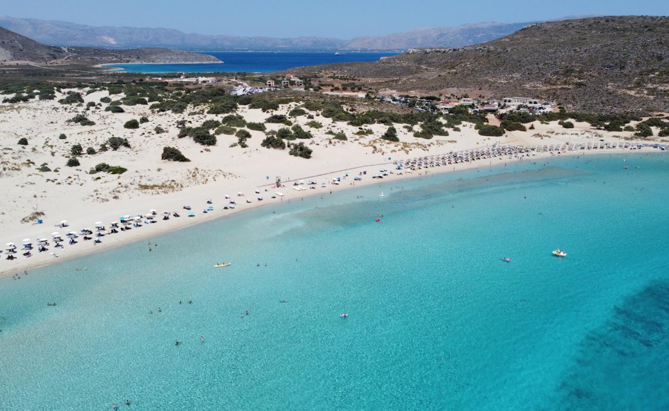 Photo de Plage de Simos avec sable fin et lumineux de surface