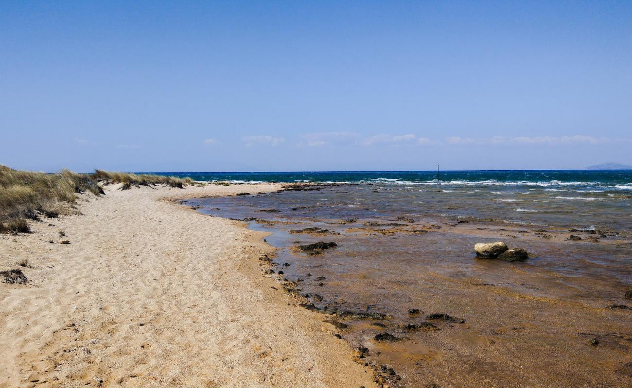 Photo de Kalogeras beach avec sable brillant et rochers de surface