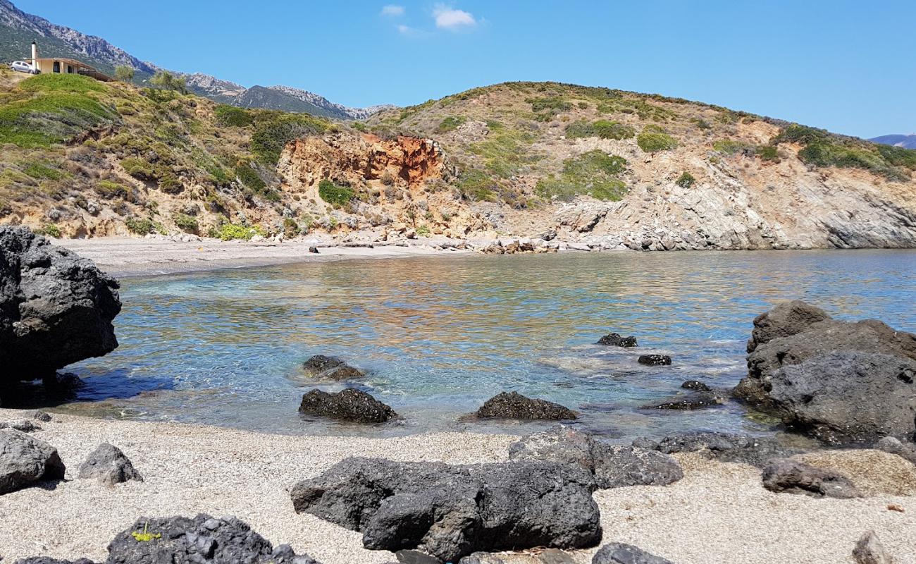 Photo de Virgin beach avec sable coquillier gris de surface