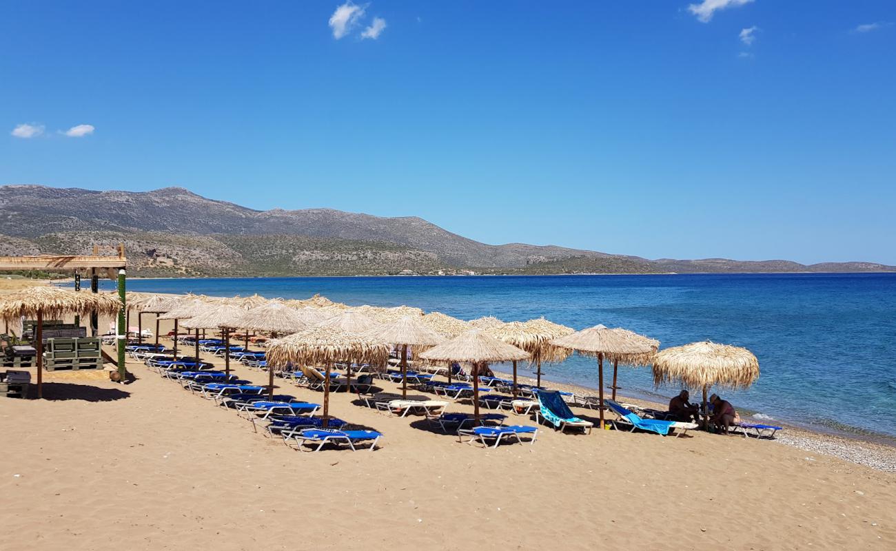 Photo de Pori beach avec sable noir avec caillou de surface