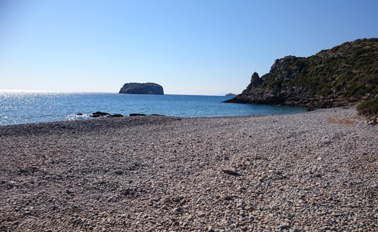 Photo de Kochilas beach avec caillou gris de surface