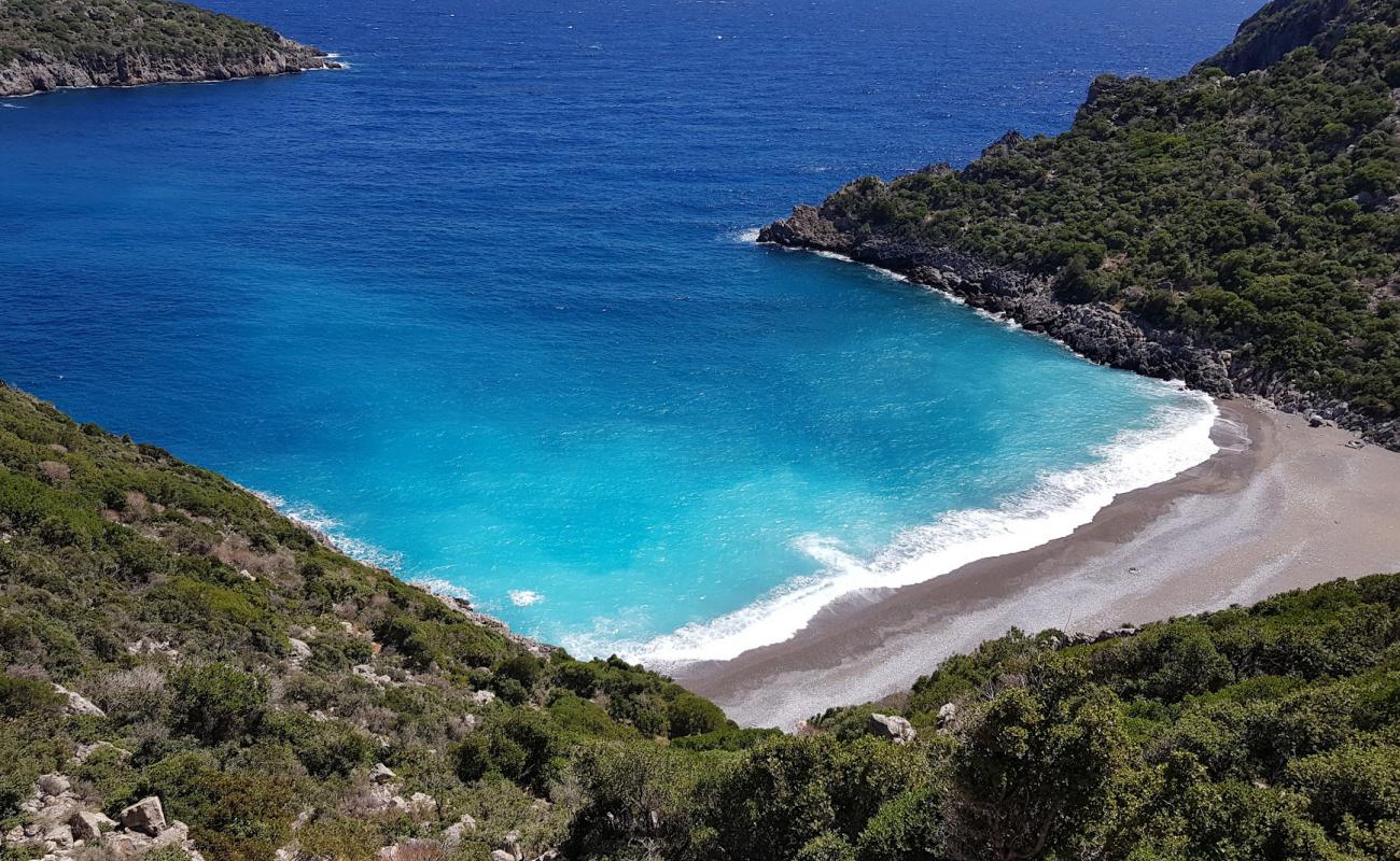 Photo de Damos beach avec sable gris avec caillou de surface