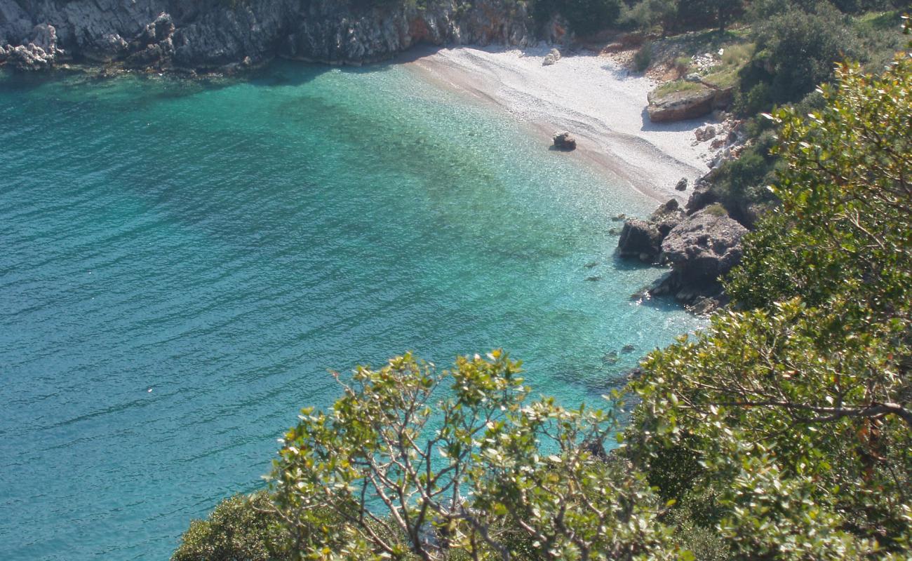 Photo de Fokiano beach II avec caillou gris de surface