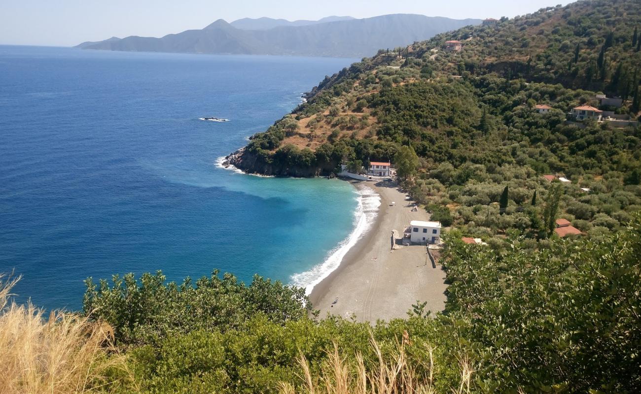 Photo de Thiopafto beach avec sable noir & galets de surface