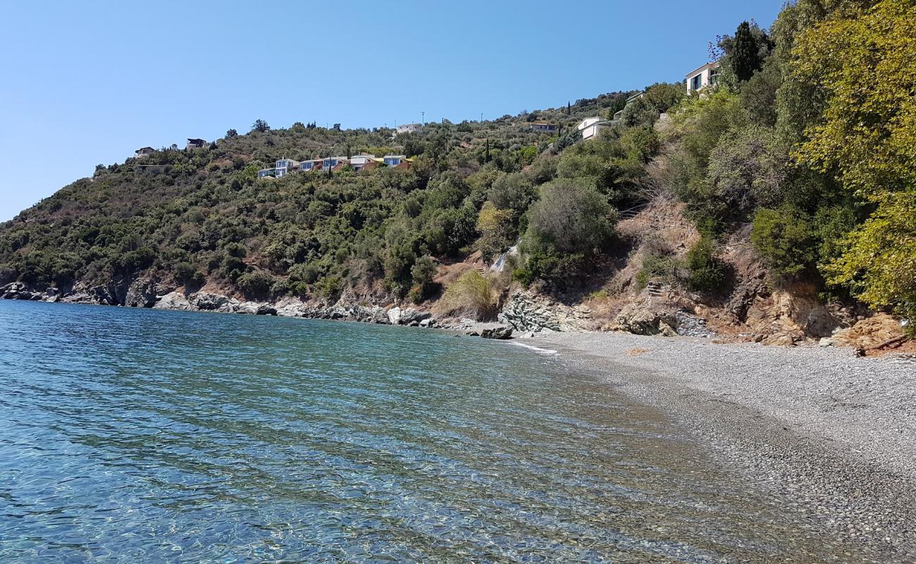 Photo de Kissakas Beach avec sable clair avec caillou de surface