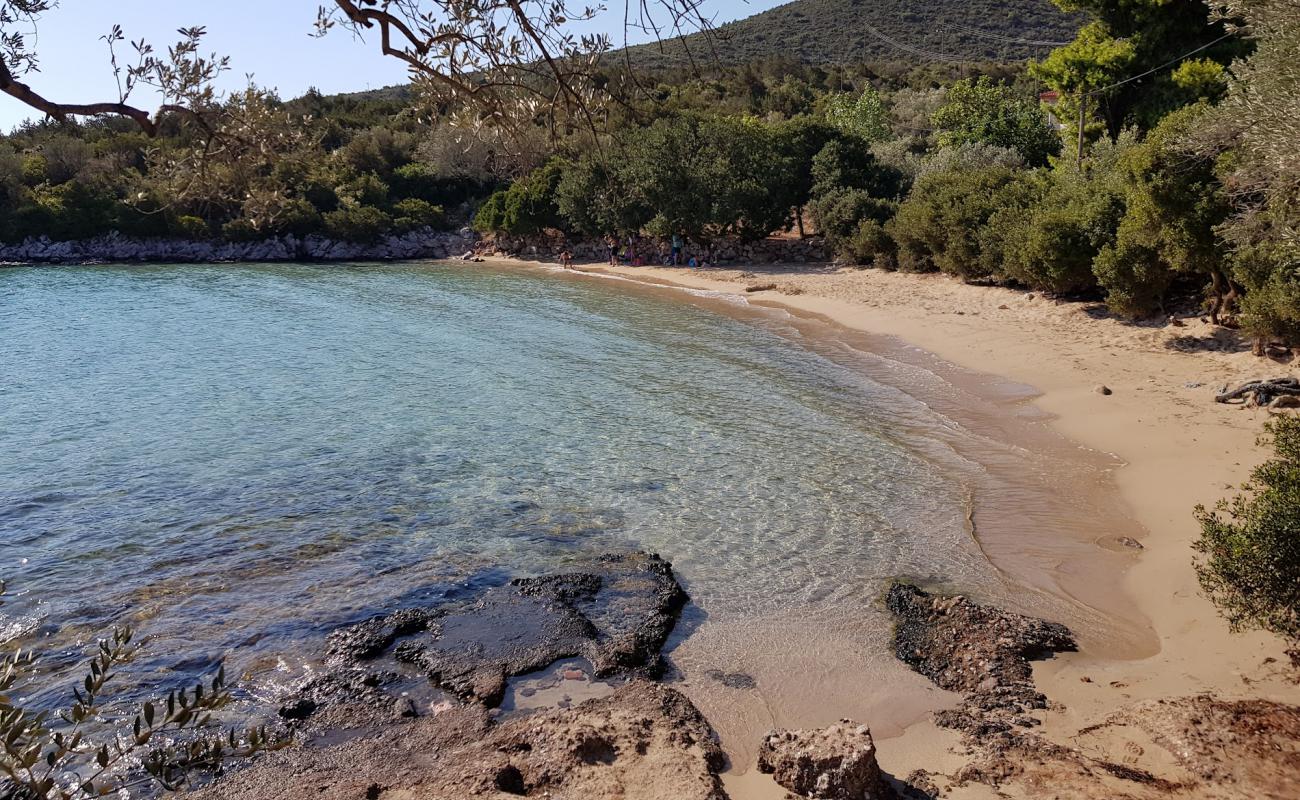 Photo de Moulas Beach avec sable lumineux de surface