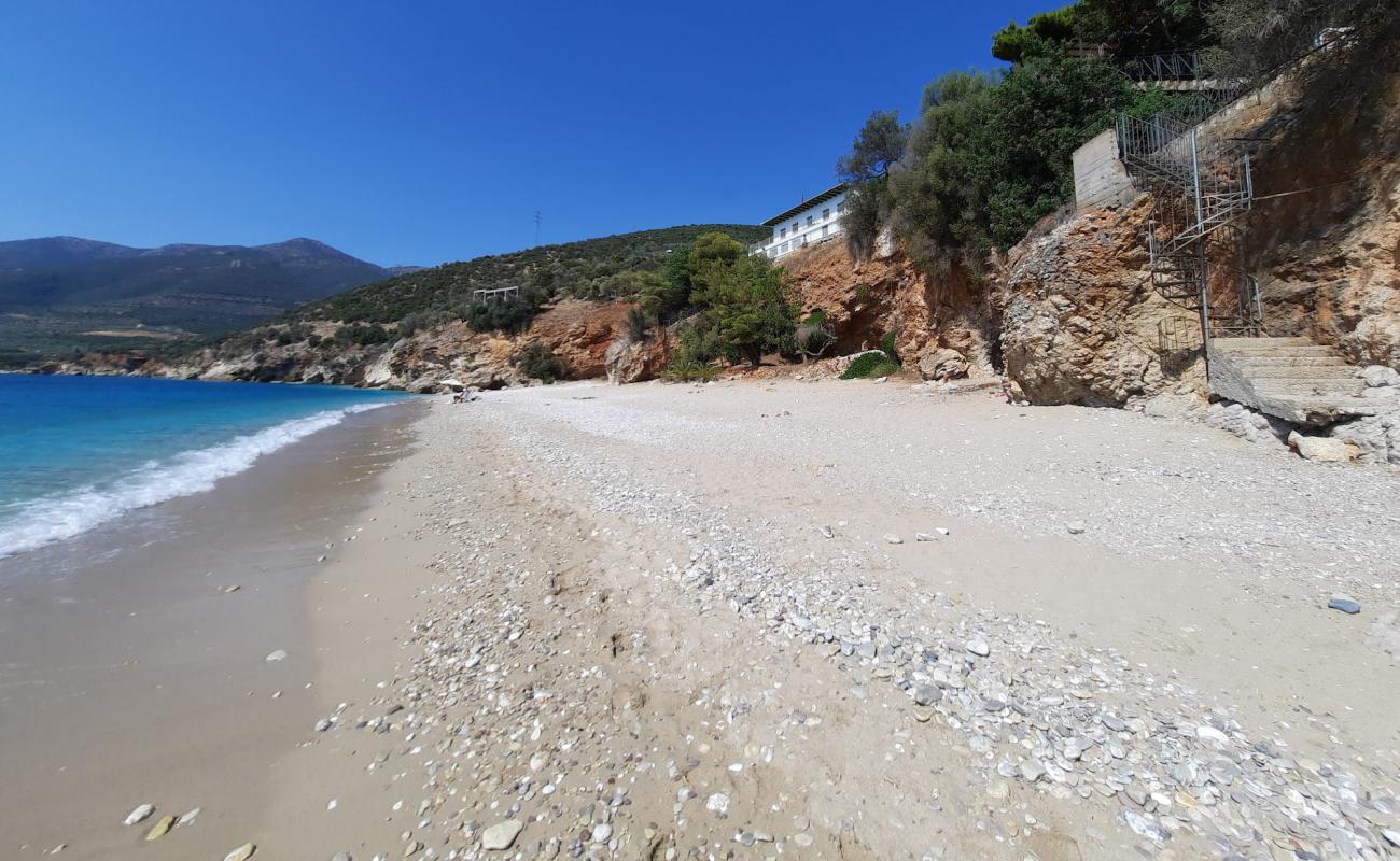 Photo de Paralia Viles avec sable noir avec caillou de surface