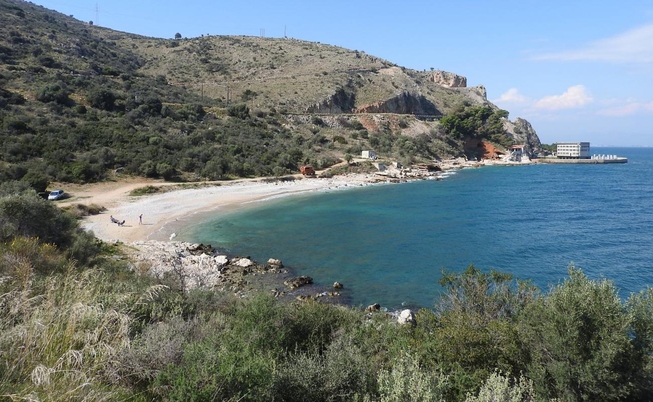 Photo de Anavalos Beach avec sable clair avec caillou de surface