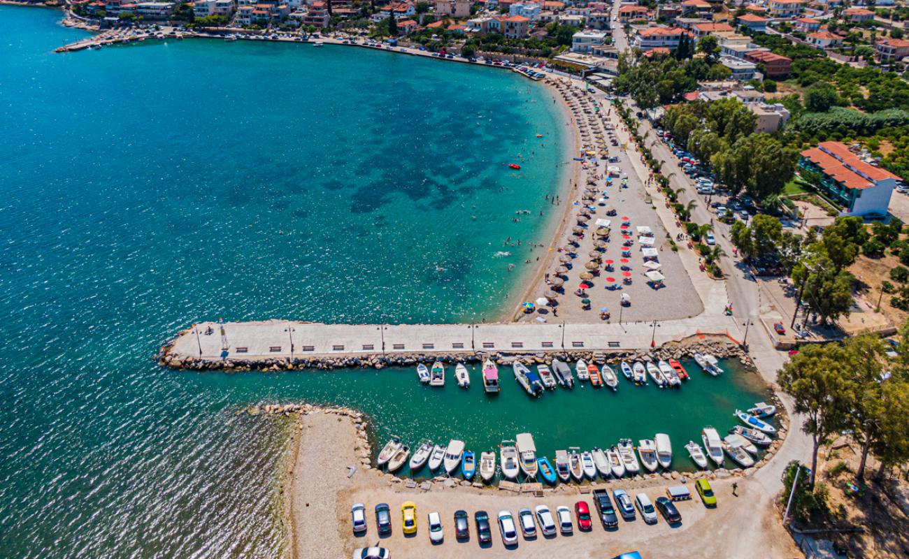 Photo de Paralia Kiveriou avec petits galets beige de surface