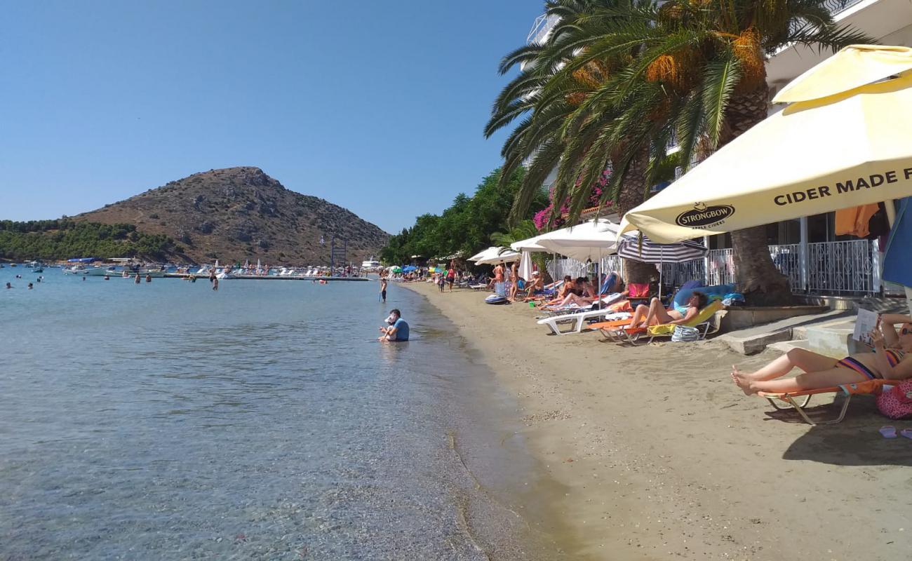 Photo de Myli Beach avec galets beige de surface