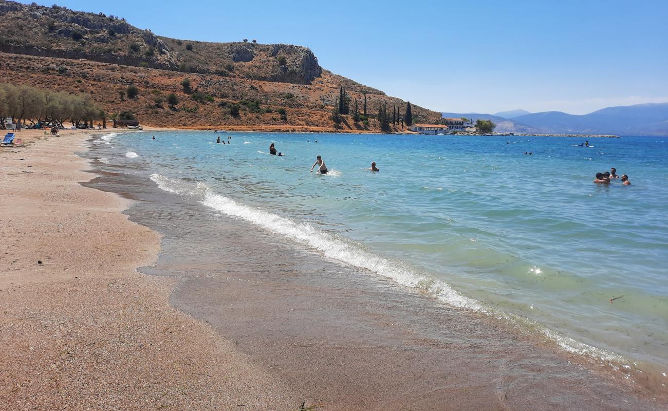 Photo de Karathona Beach avec sable brun de surface