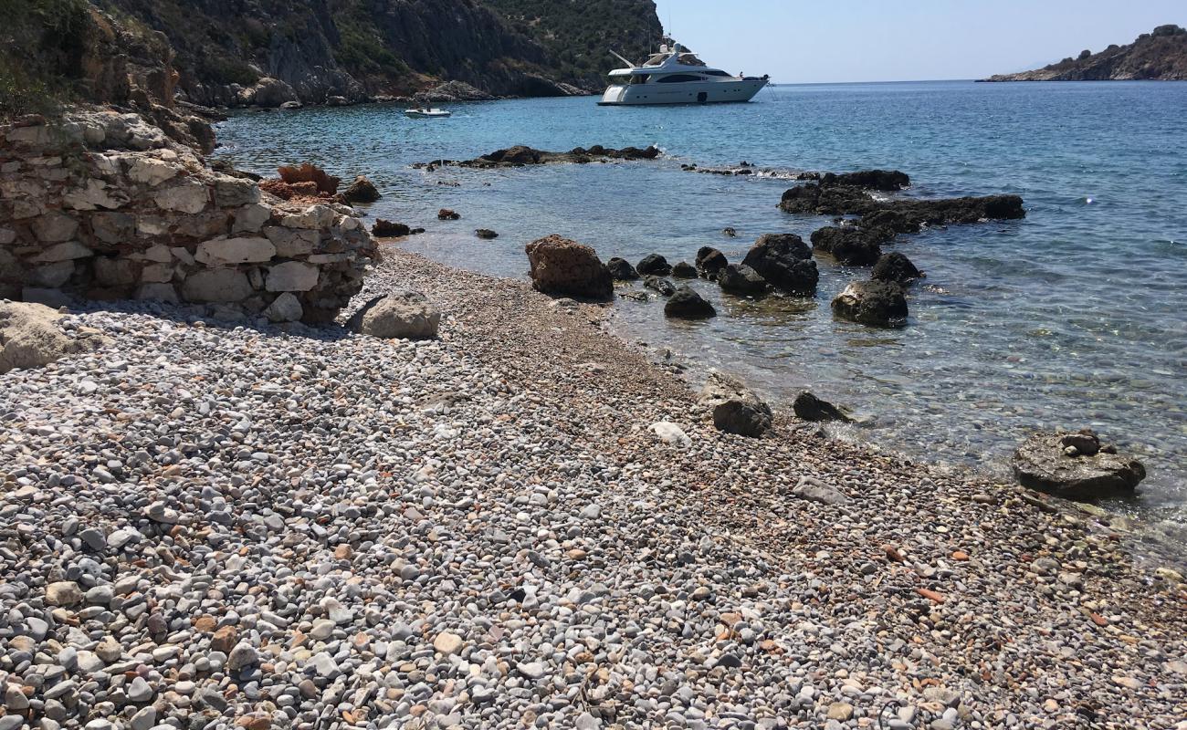 Photo de Romvi Beach avec sable beige & galets de surface