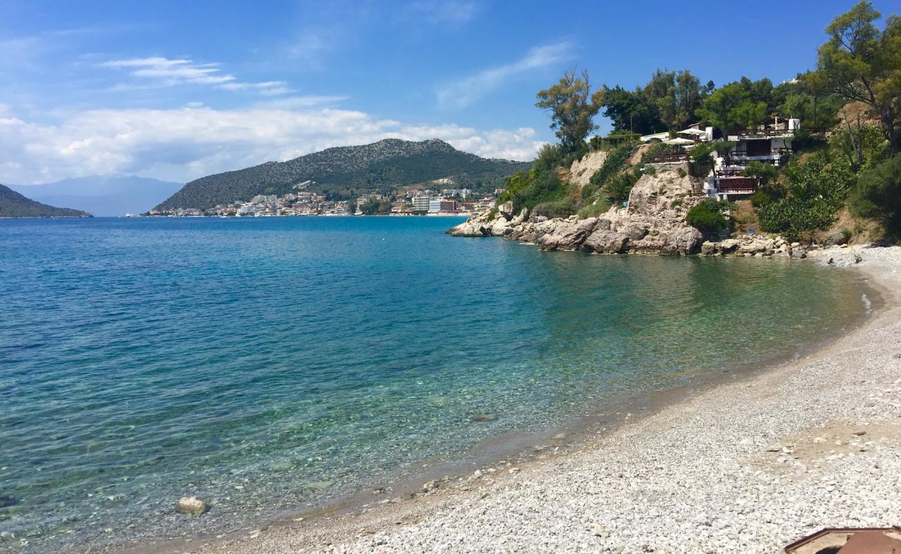 Photo de Asini mikri beach avec galets beige de surface