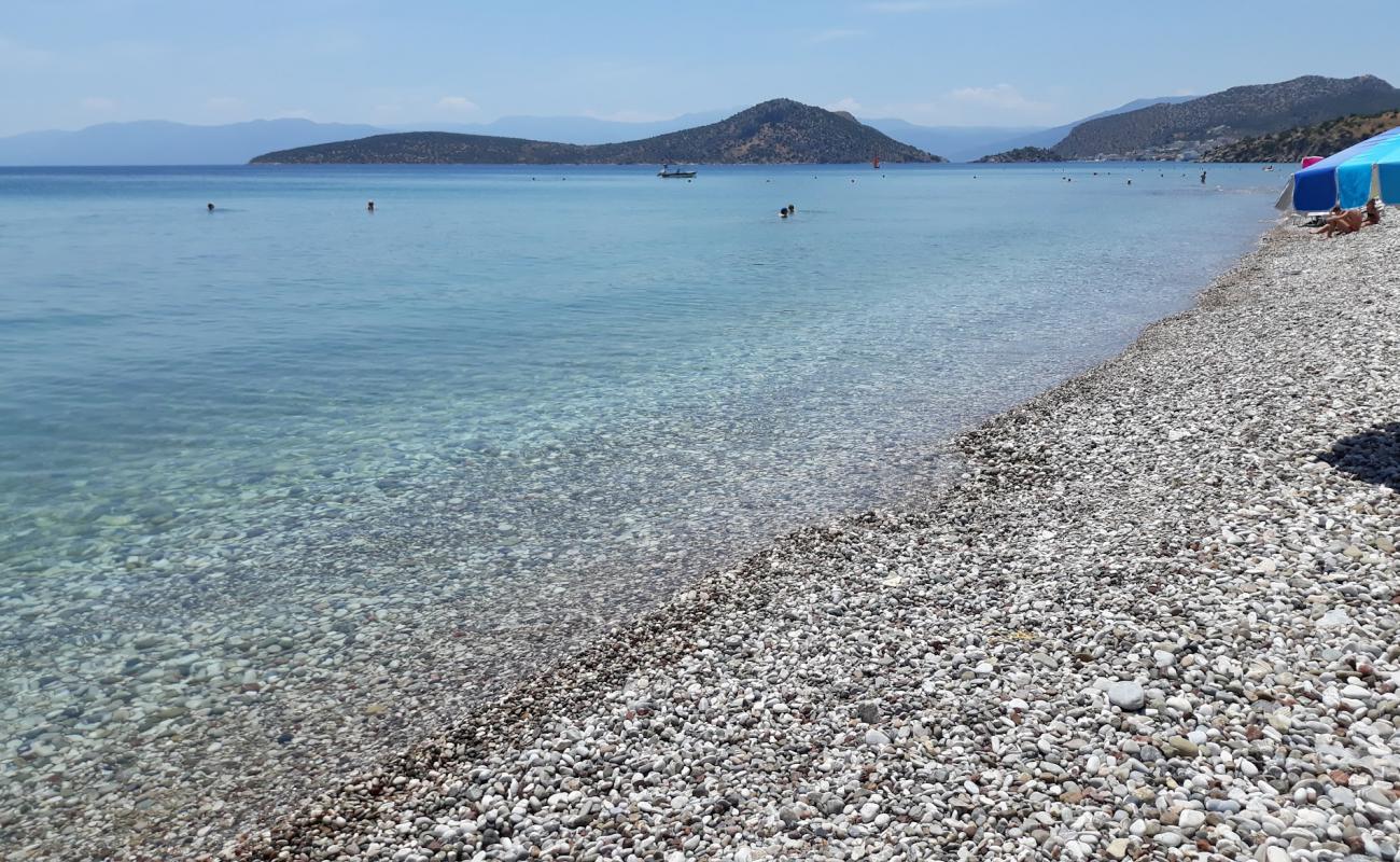 Photo de Asini Beach Sickle avec sable noir & galets de surface