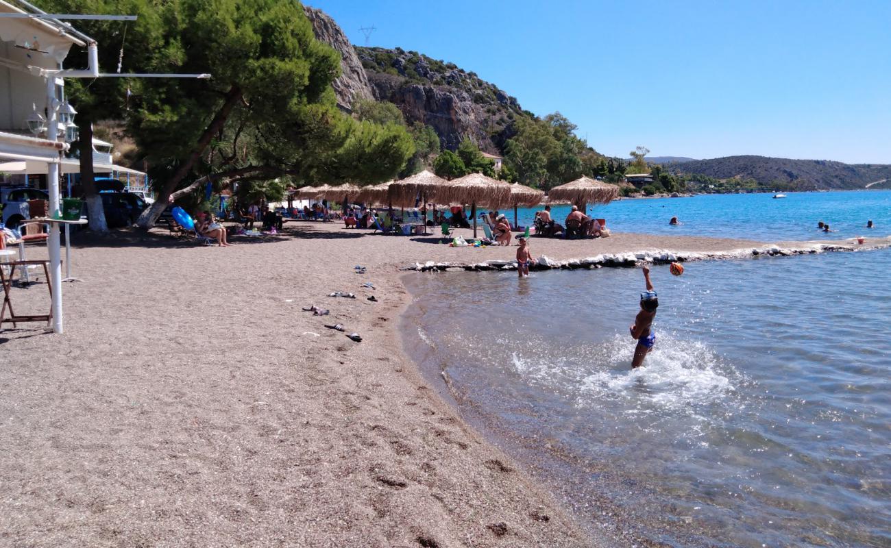 Photo de Paralia Vivariou avec petits galets bruns de surface