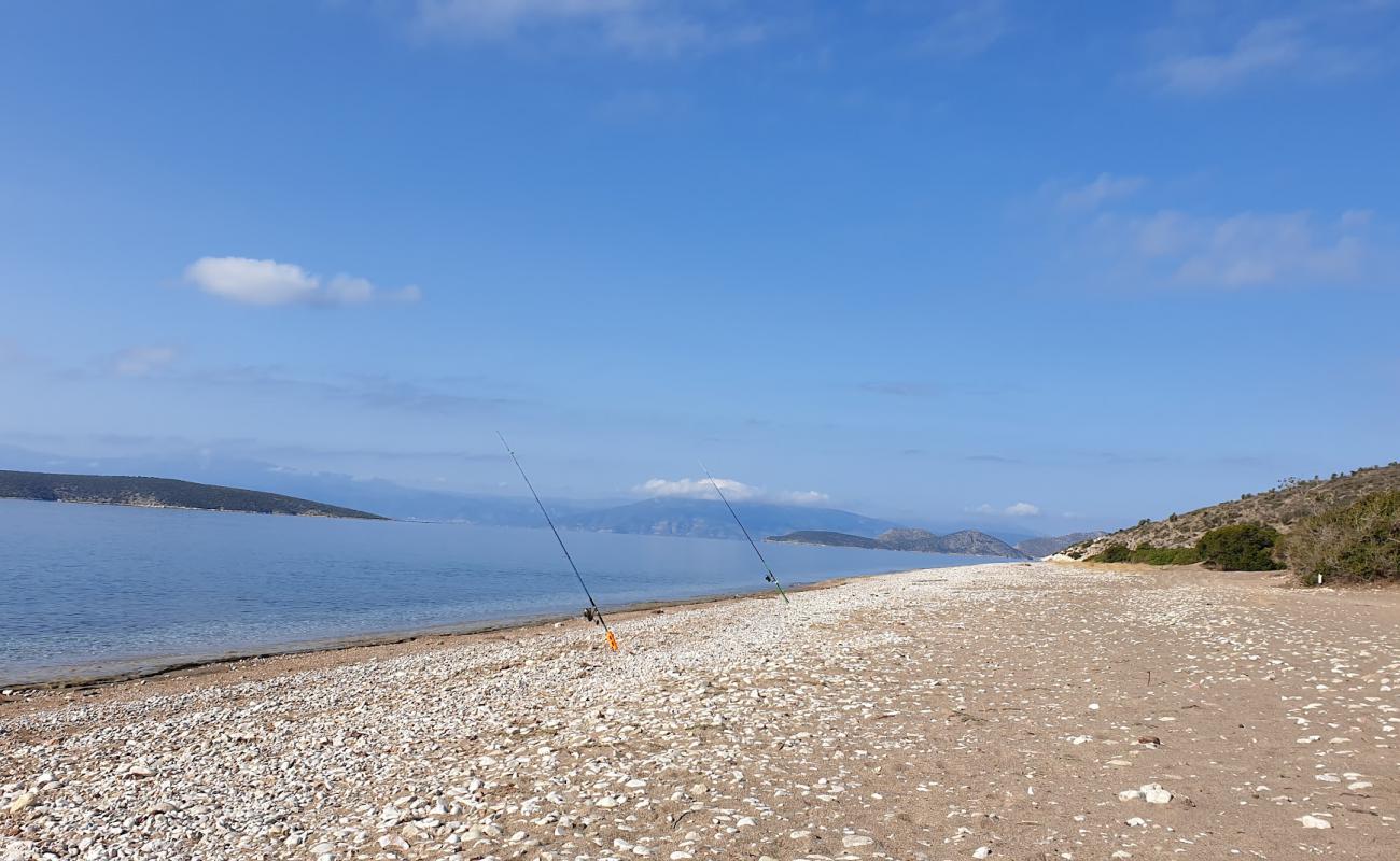 Photo de Kantia beach avec sable beige & galets de surface