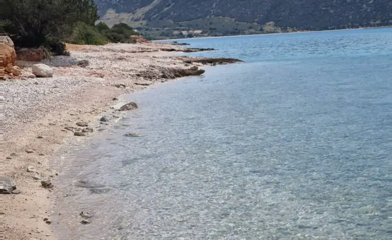 Photo de Paralia Salanti II avec sable clair avec caillou de surface