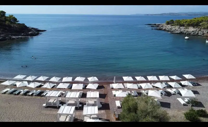 Photo de Petrothalassa beach avec sable clair avec caillou de surface