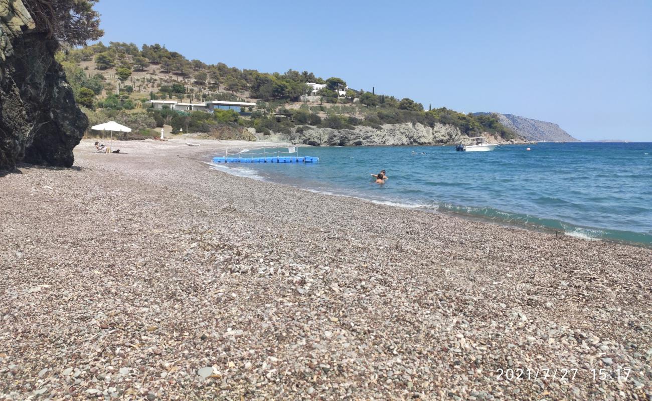 Photo de Paralia Mpourloto avec petits galets beige de surface