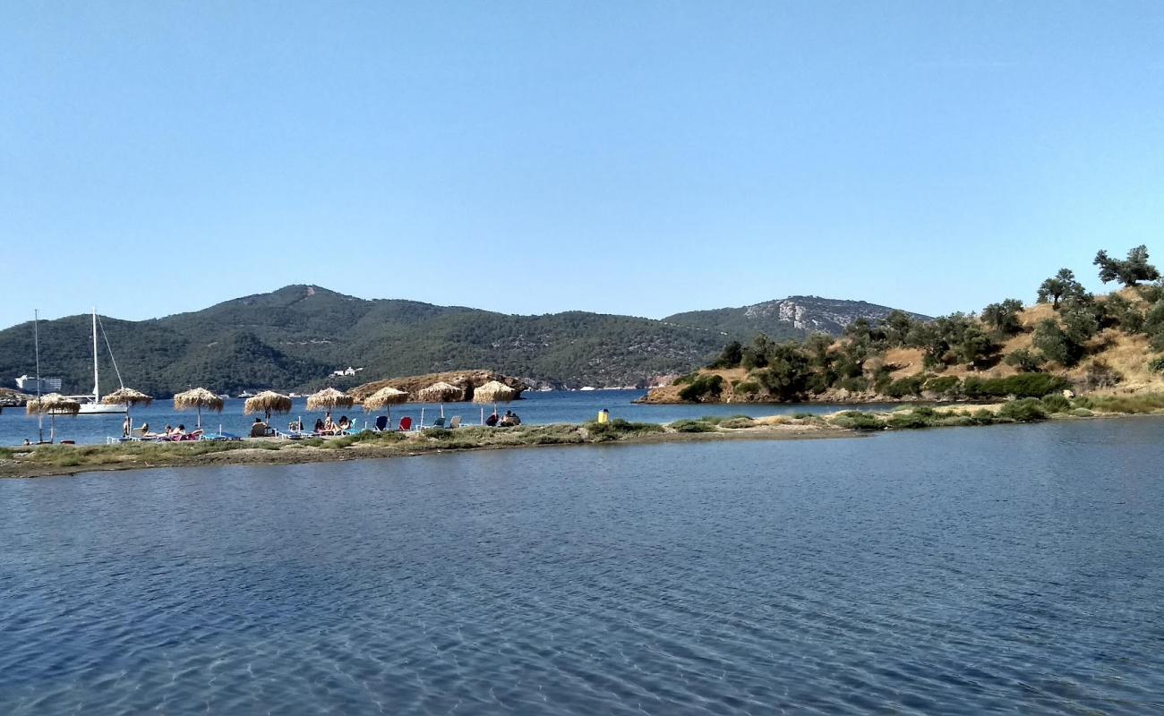 Photo de Paralia Aliki avec sable clair avec caillou de surface