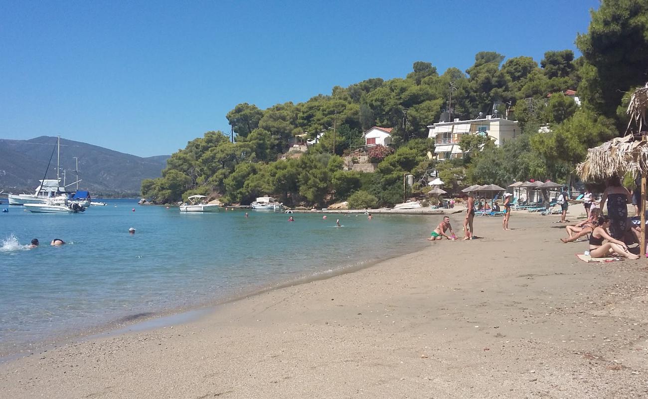 Photo de Petros bay avec sable clair avec caillou de surface