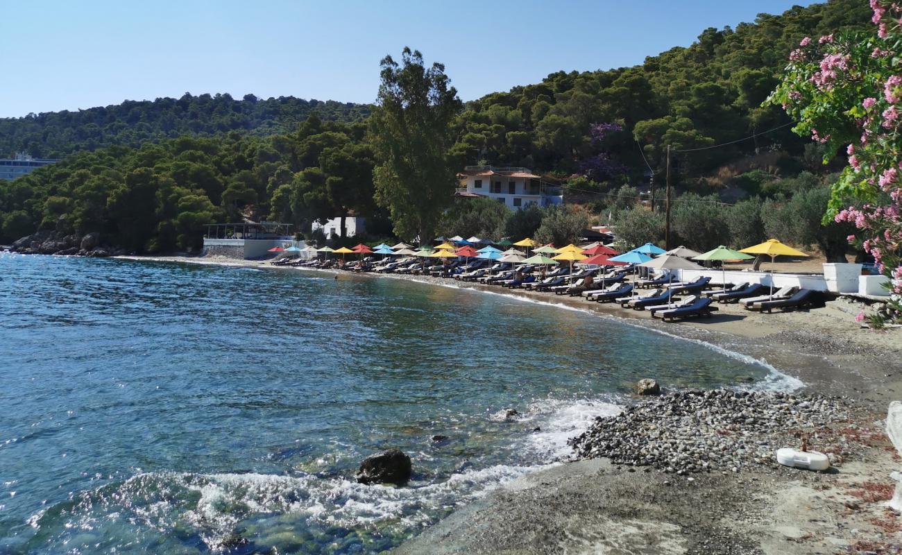 Photo de Monastiri Beach avec sable beige & galets de surface