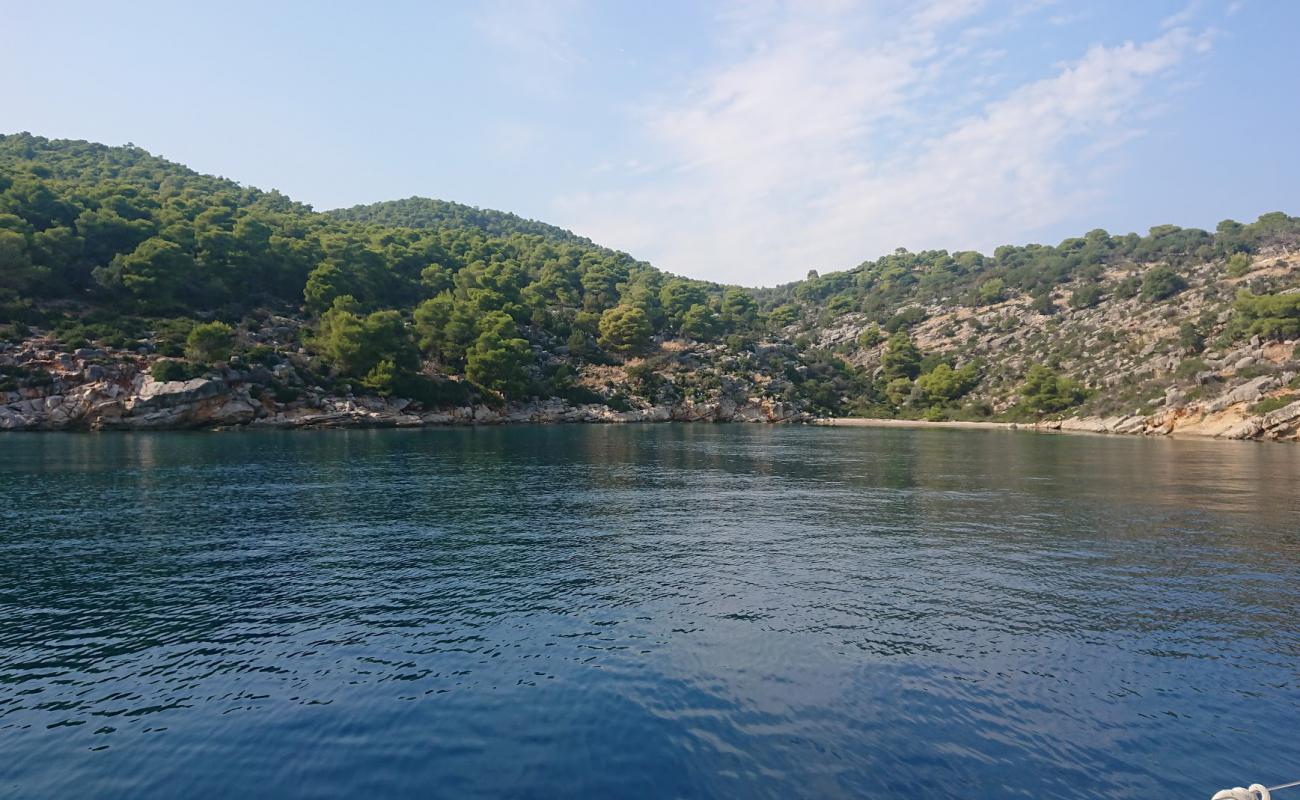 Photo de beach Sarantakoupi avec terrain rocheux de surface