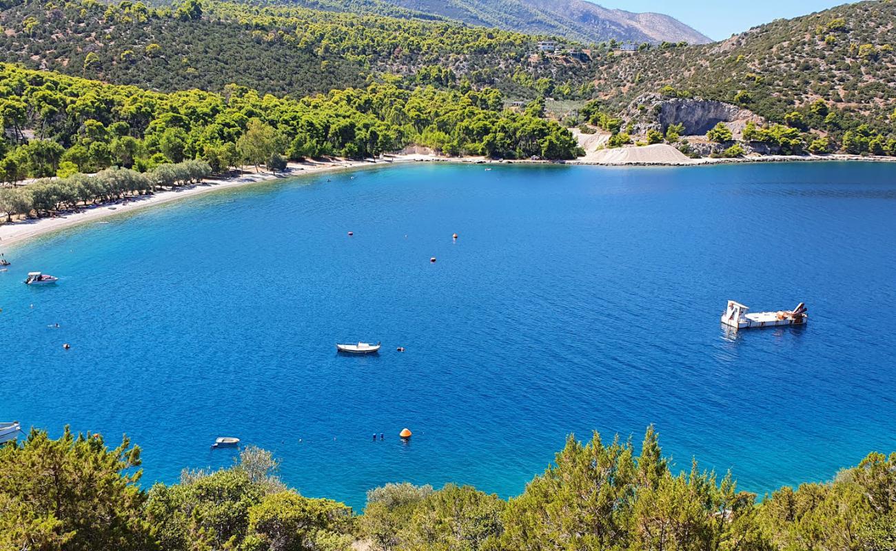 Photo de Lichnari beach avec petits galets beige de surface