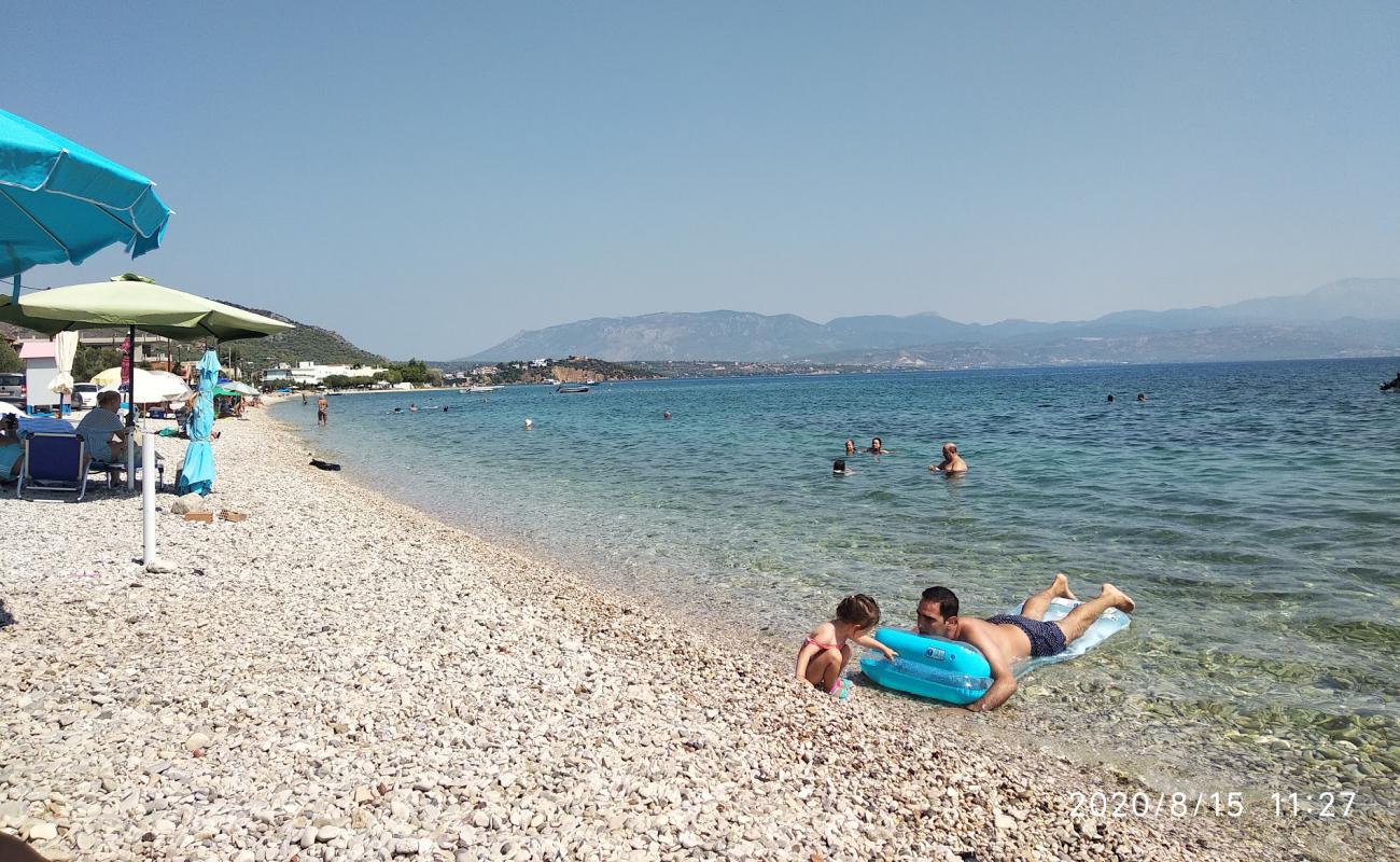 Photo de Paralia Almiris avec petits galets beige de surface