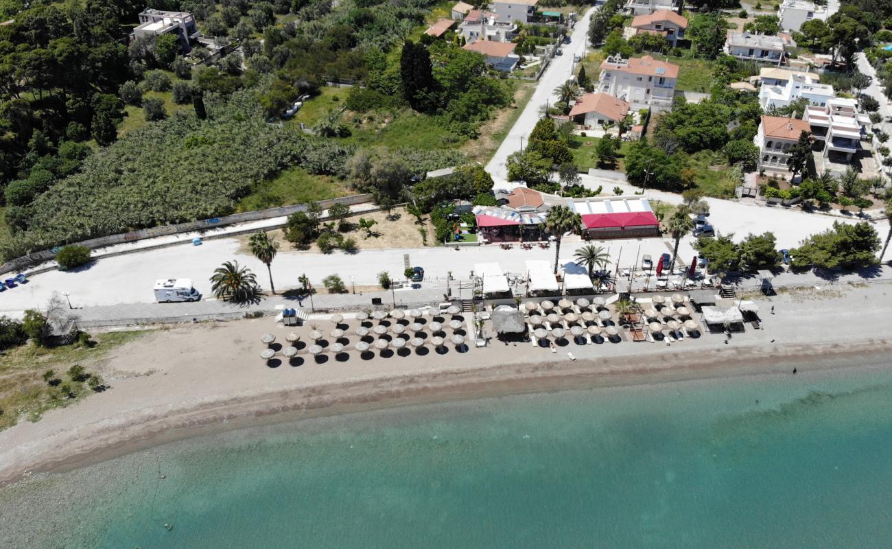 Photo de Paralia Isthmias avec sable beige & galets de surface