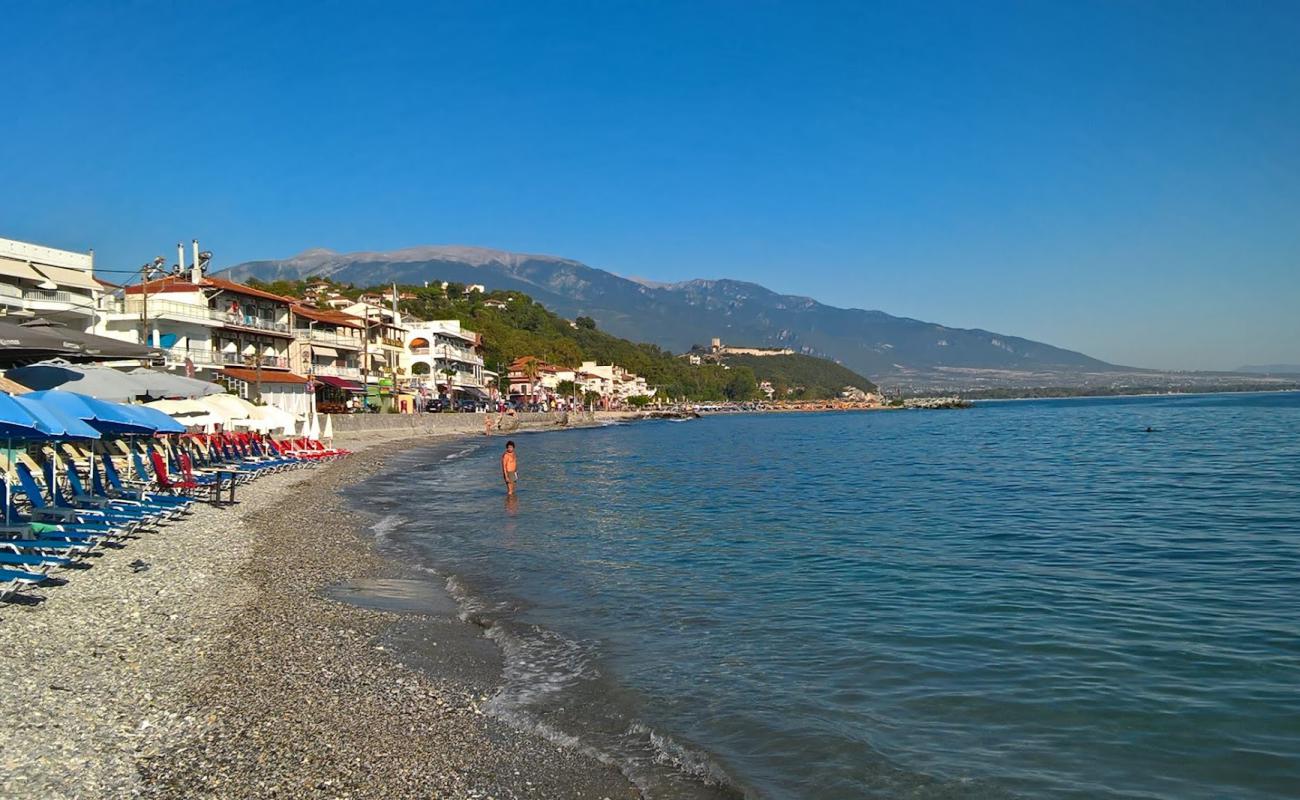 Photo de Platamon beach avec sable gris avec caillou de surface