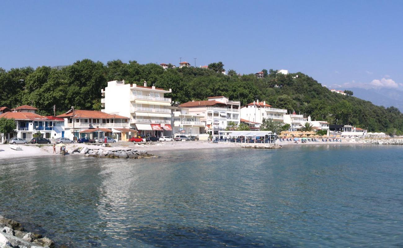 Photo de Platamon beach II avec sable gris avec caillou de surface