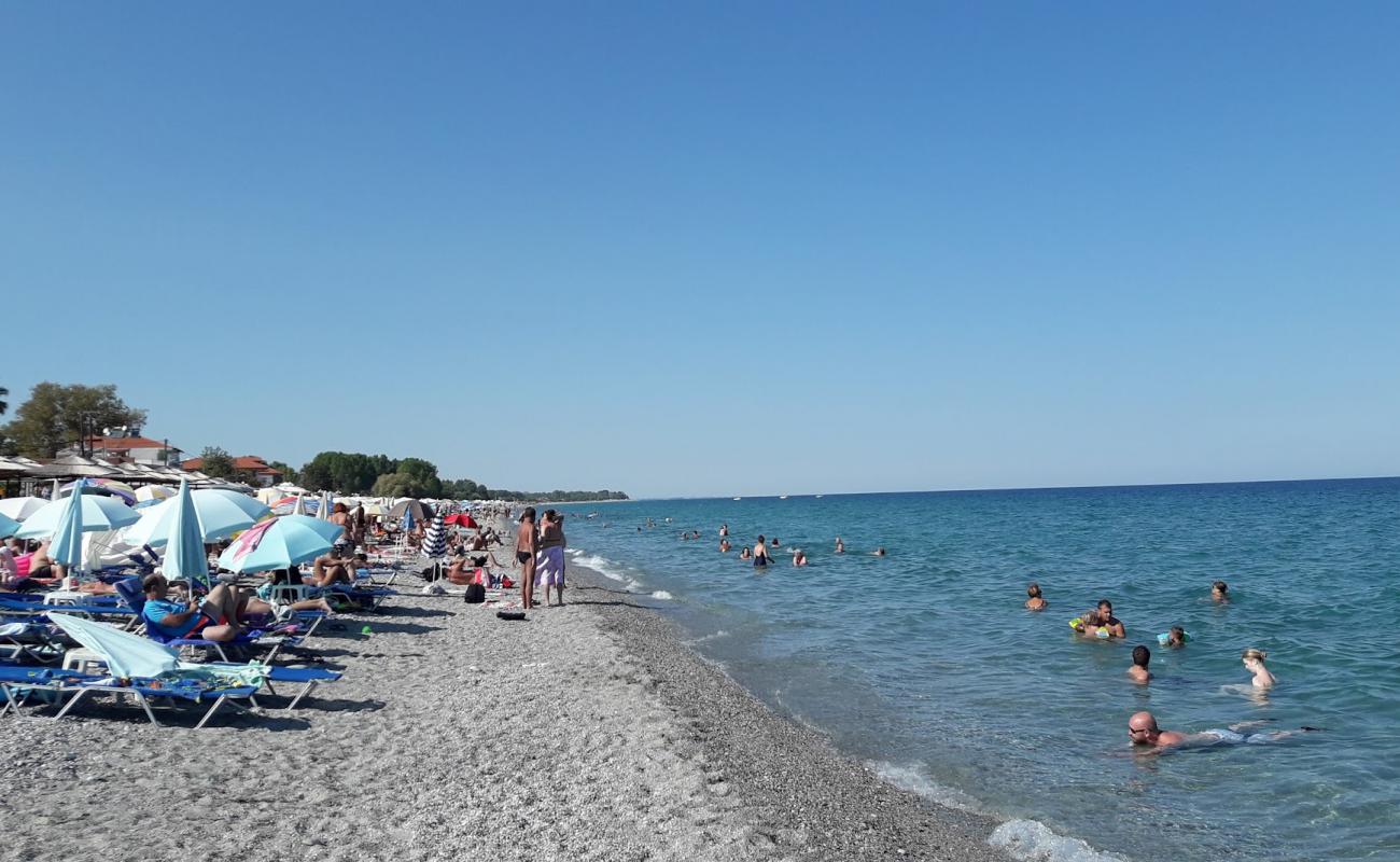 Photo de Leptokaria beach avec sable gris avec caillou de surface