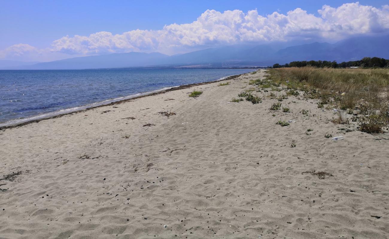 Photo de Variko beach avec sable gris de surface